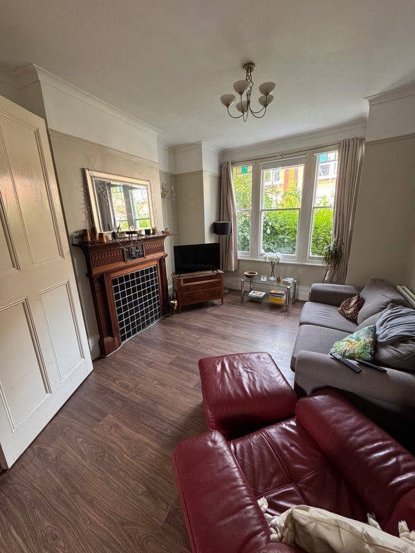 Room Warmington Road in Greater London