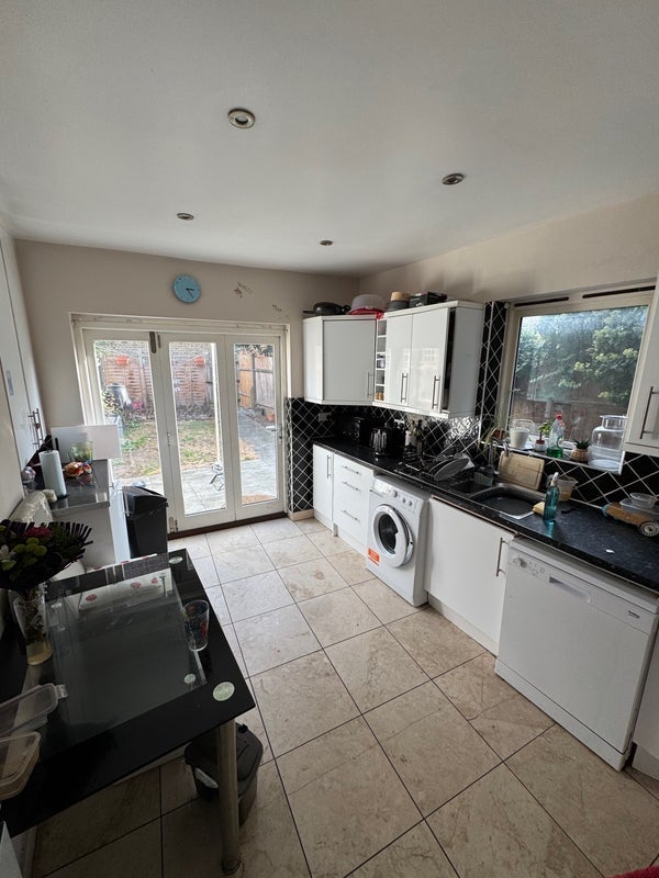 Room Warmington Road in Greater London
