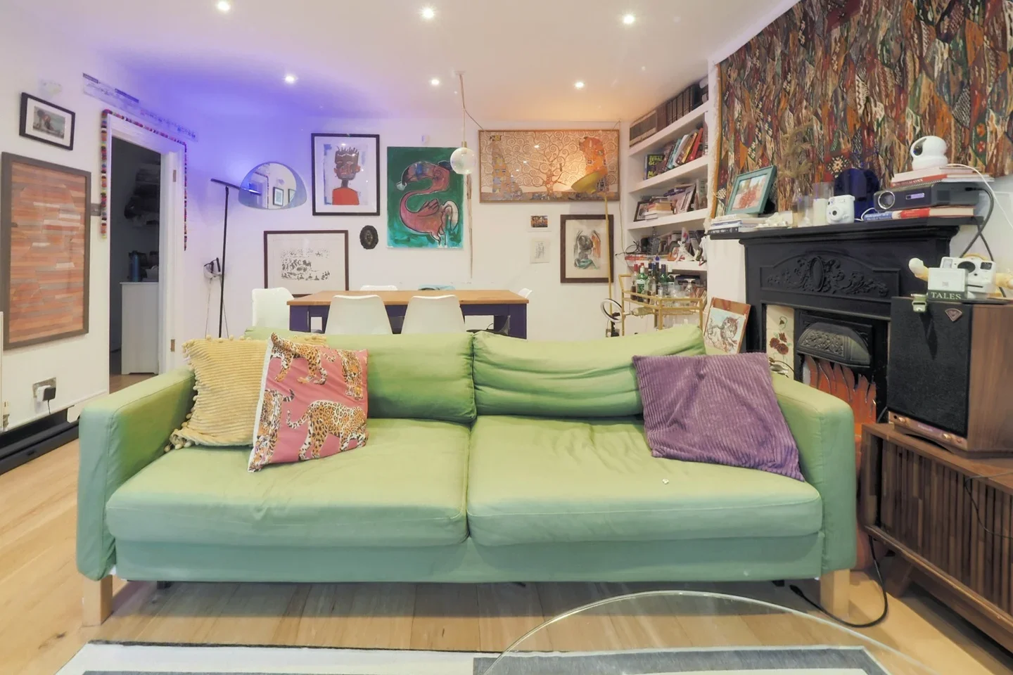 Flat Mowbray Road in Greater London