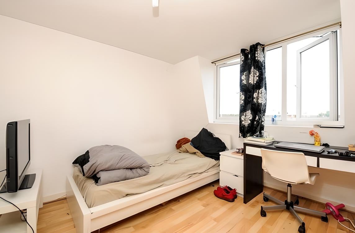 Flat Merton Road in Greater London
