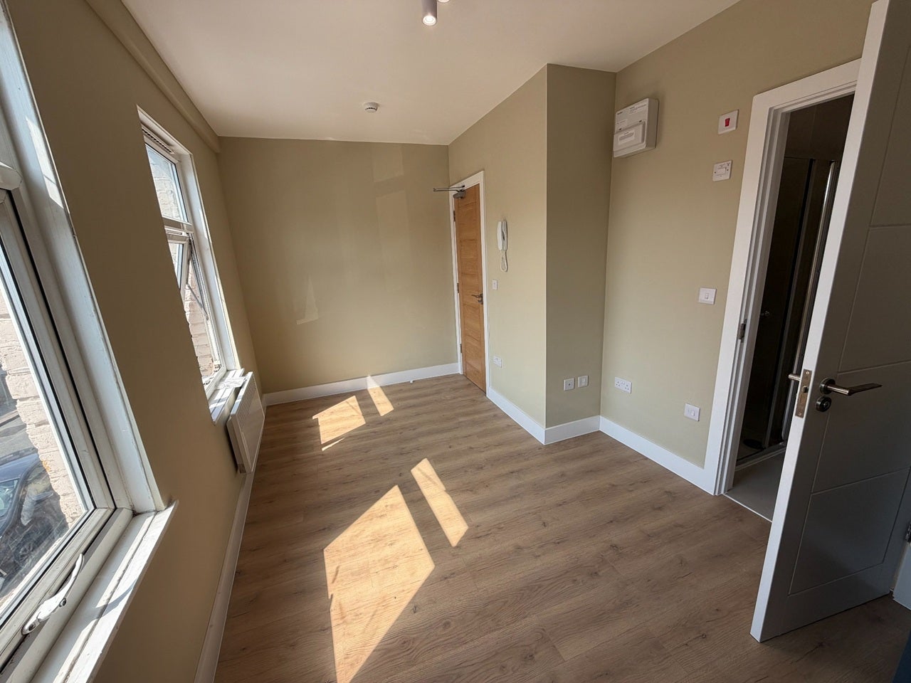 Flat Ripley Road in Greater London
