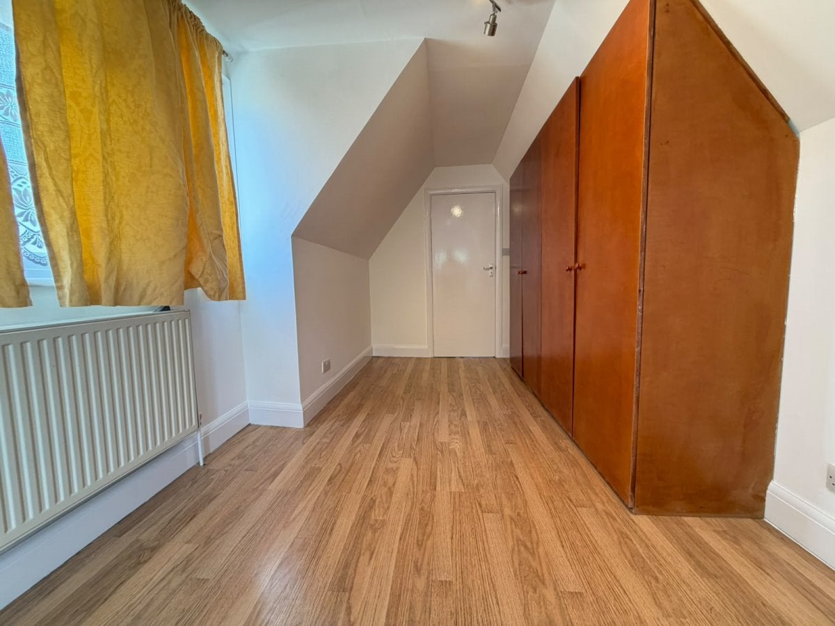 Flat Nicoll Road in Greater London