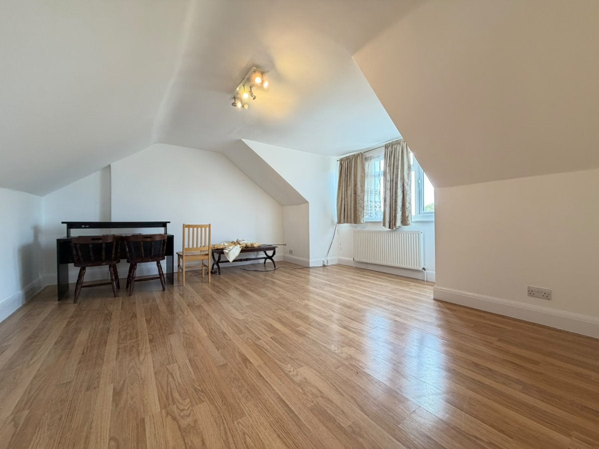 Flat Nicoll Road in Greater London