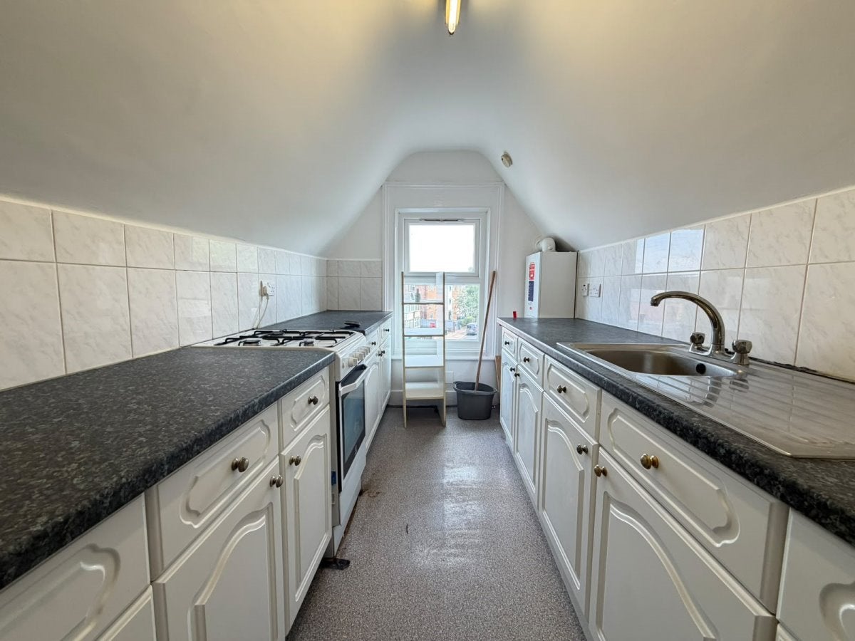 Flat Nicoll Road in Greater London