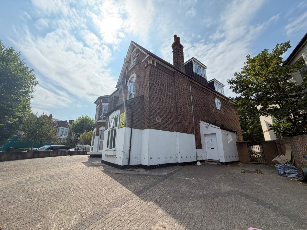 Flat Nicoll Road in Greater London