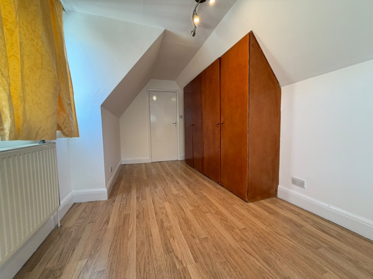 Flat Nicoll Road in Greater London