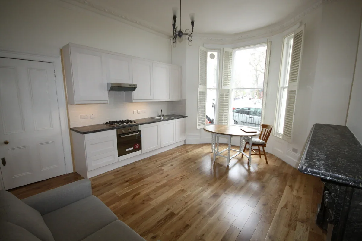 Flat Baron's Court Road in Greater London