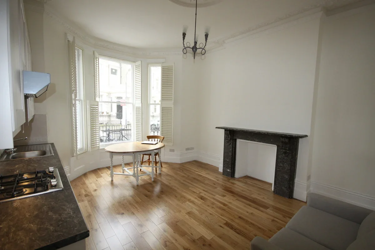 Flat Baron's Court Road in Greater London