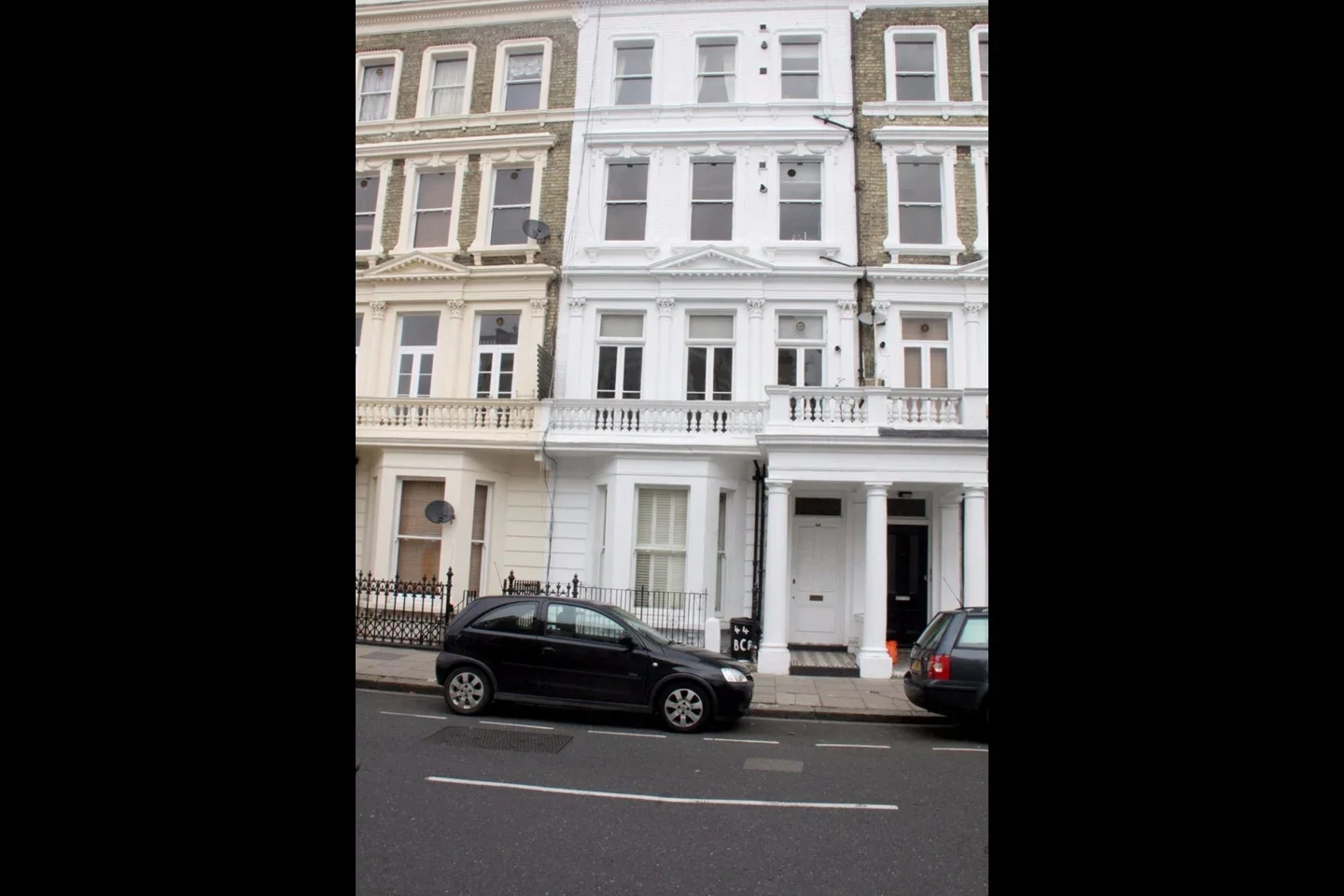 Flat Baron's Court Road in Greater London