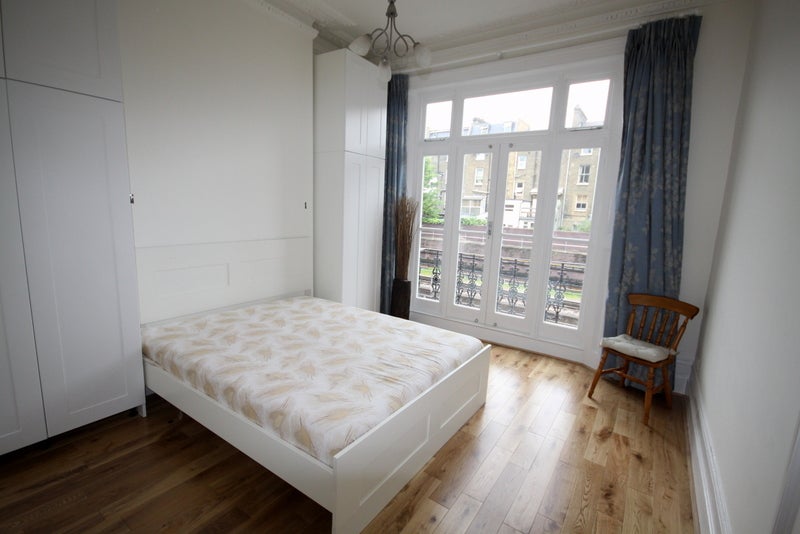 Flat Baron's Court Road in Greater London