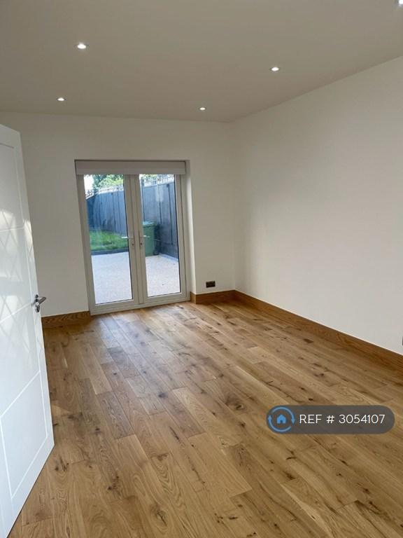 Room Bramley Road in Greater London