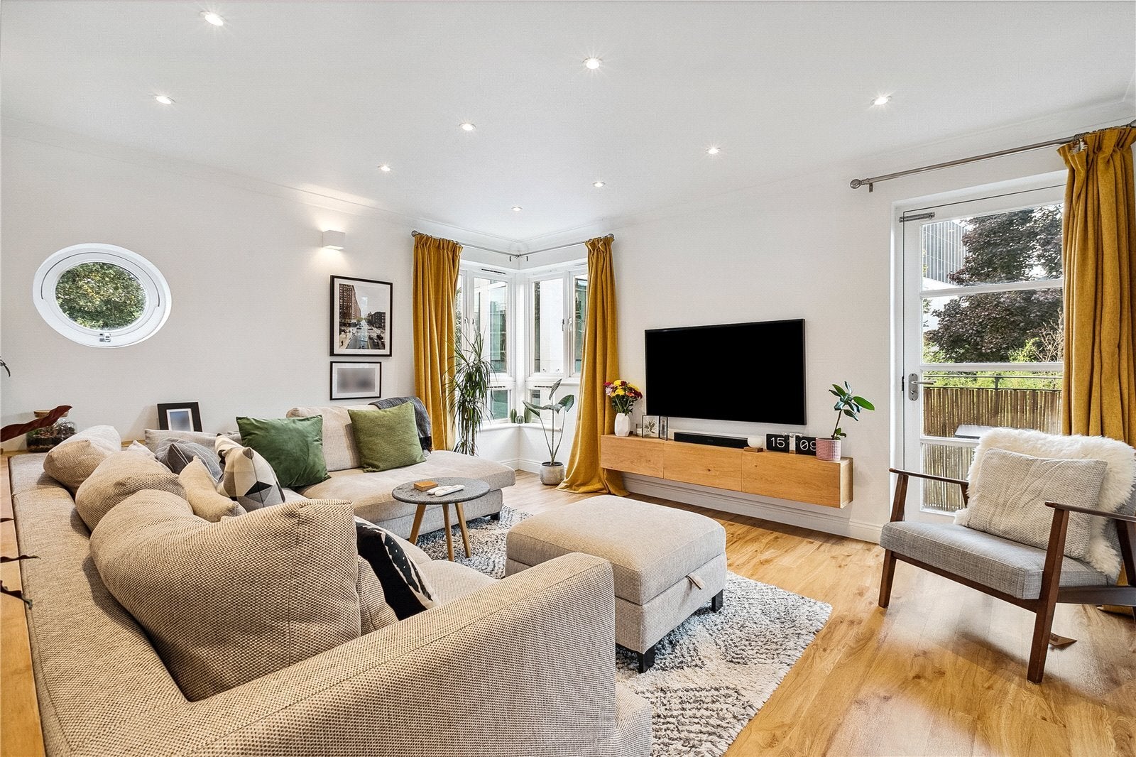 Flat Hemsworth Street in Greater London