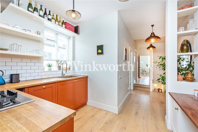 Room Crescent Road in Greater London