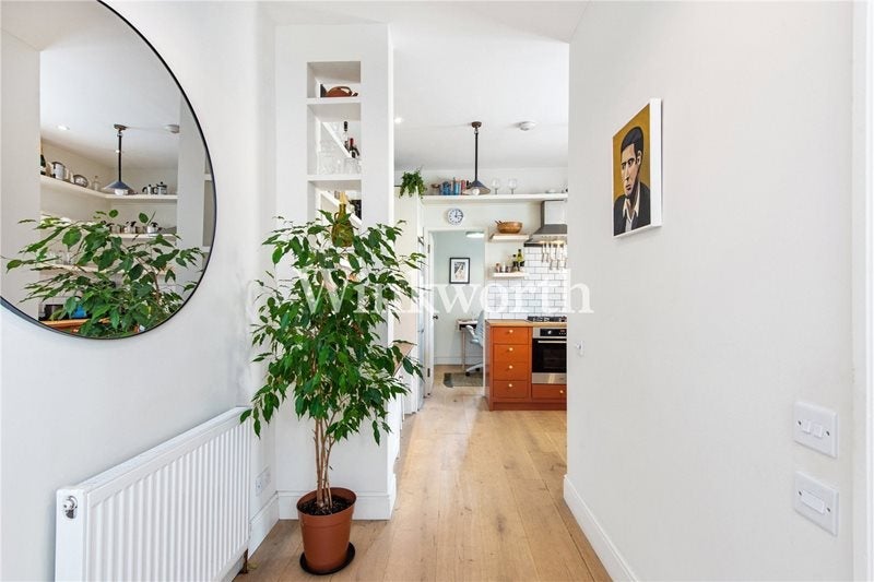 Room Crescent Road in Greater London