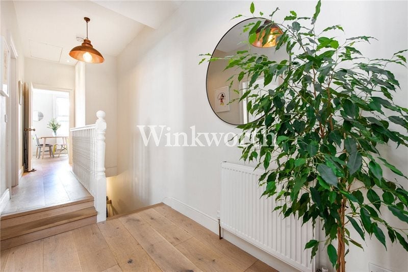 Room Crescent Road in Greater London