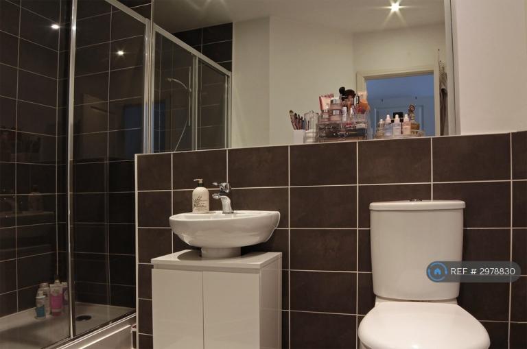 Flat Renwick Drive in Greater London