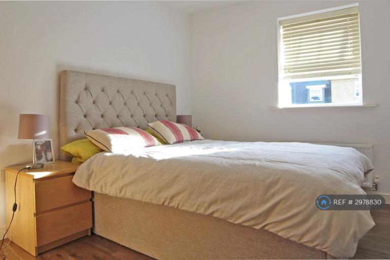 Flat Renwick Drive in Greater London