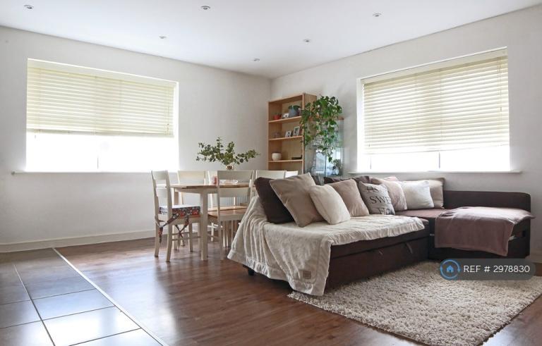 Flat Renwick Drive in Greater London