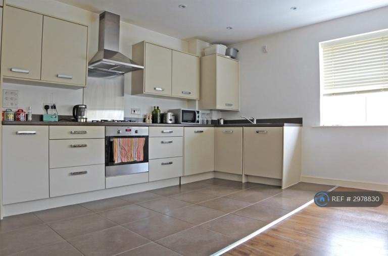 Flat Renwick Drive in Greater London