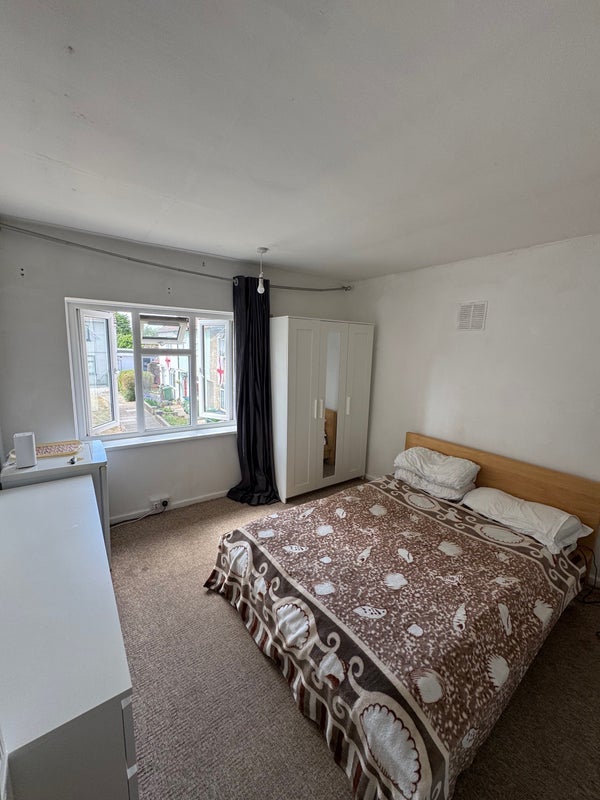 Room Dursley Gardens in Greater London