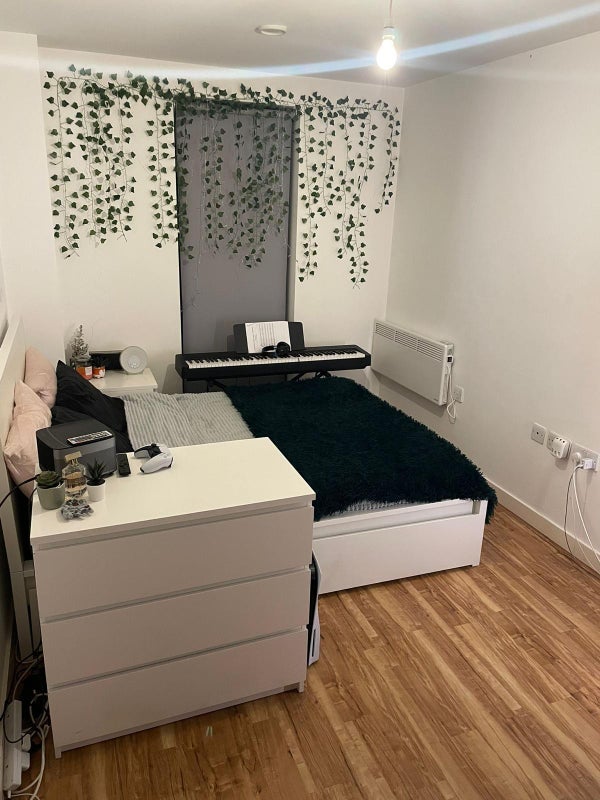 Room Bouverie Court in Leeds