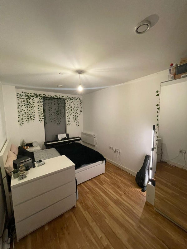 Room Bouverie Court in Leeds