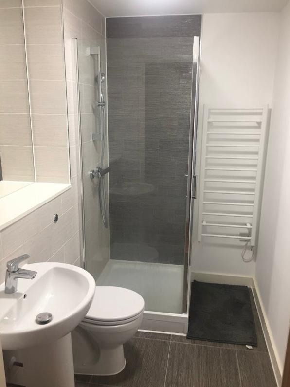 Room Bouverie Court in Leeds