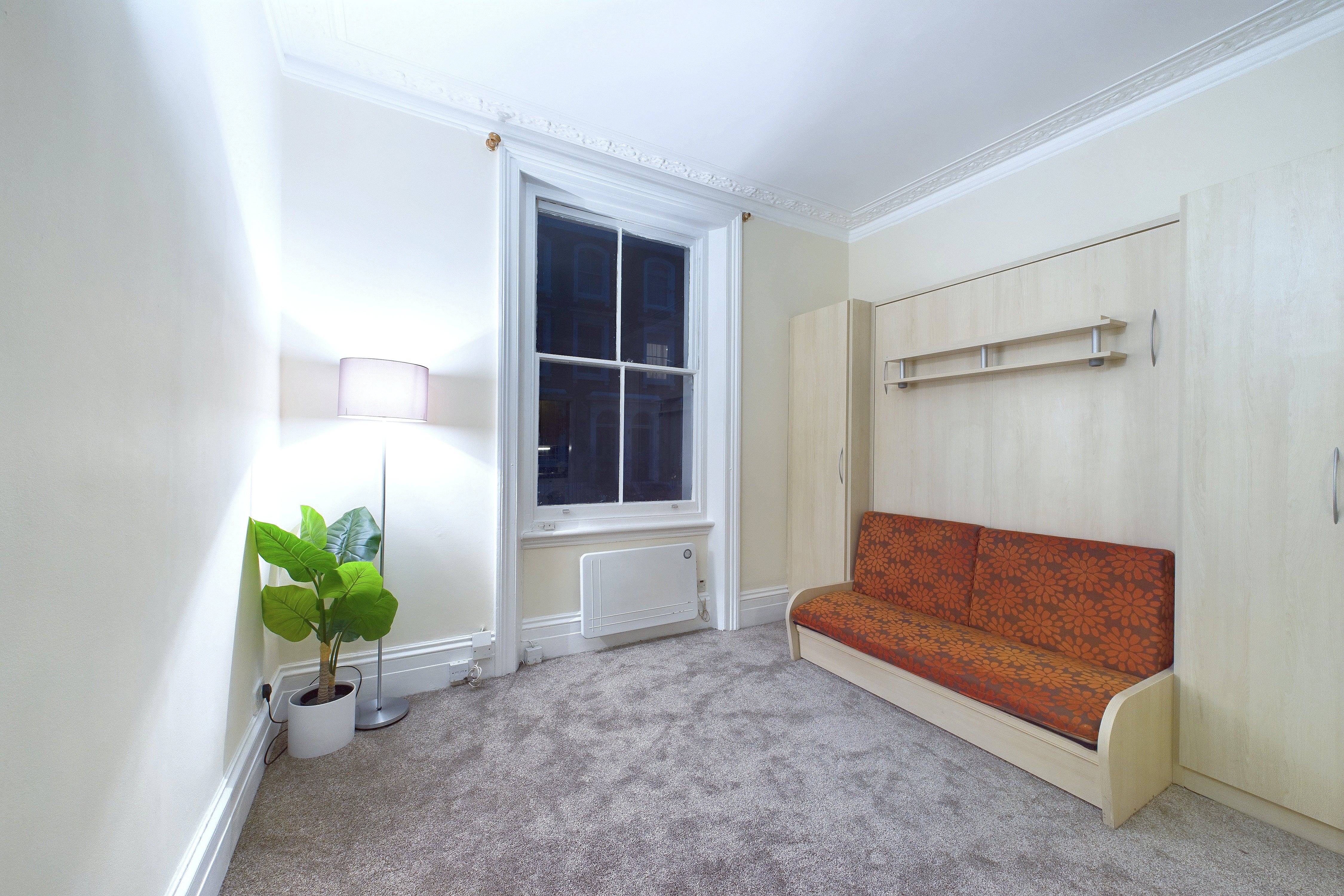 Flat Ifield Road in Greater London