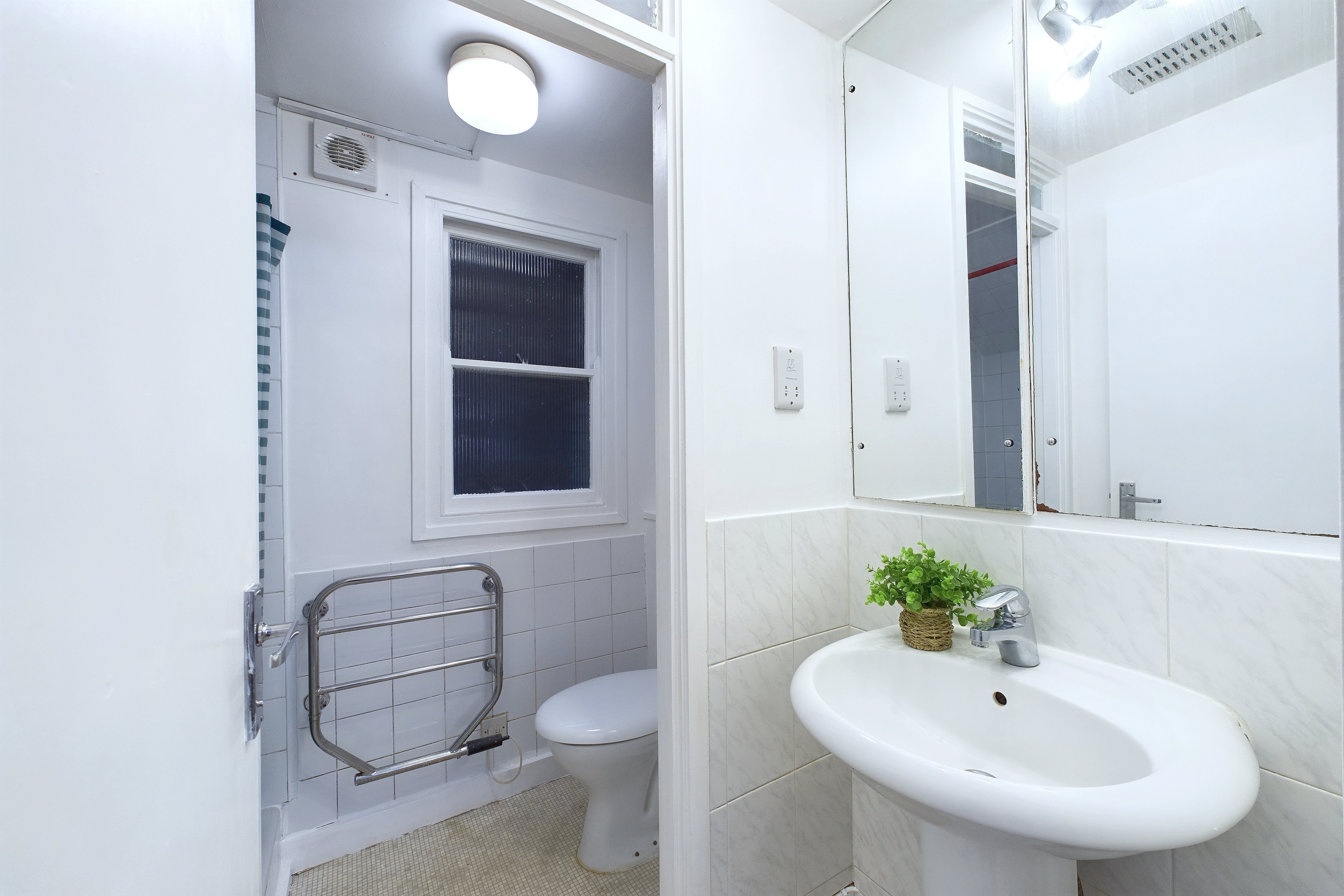 Flat Ifield Road in Greater London