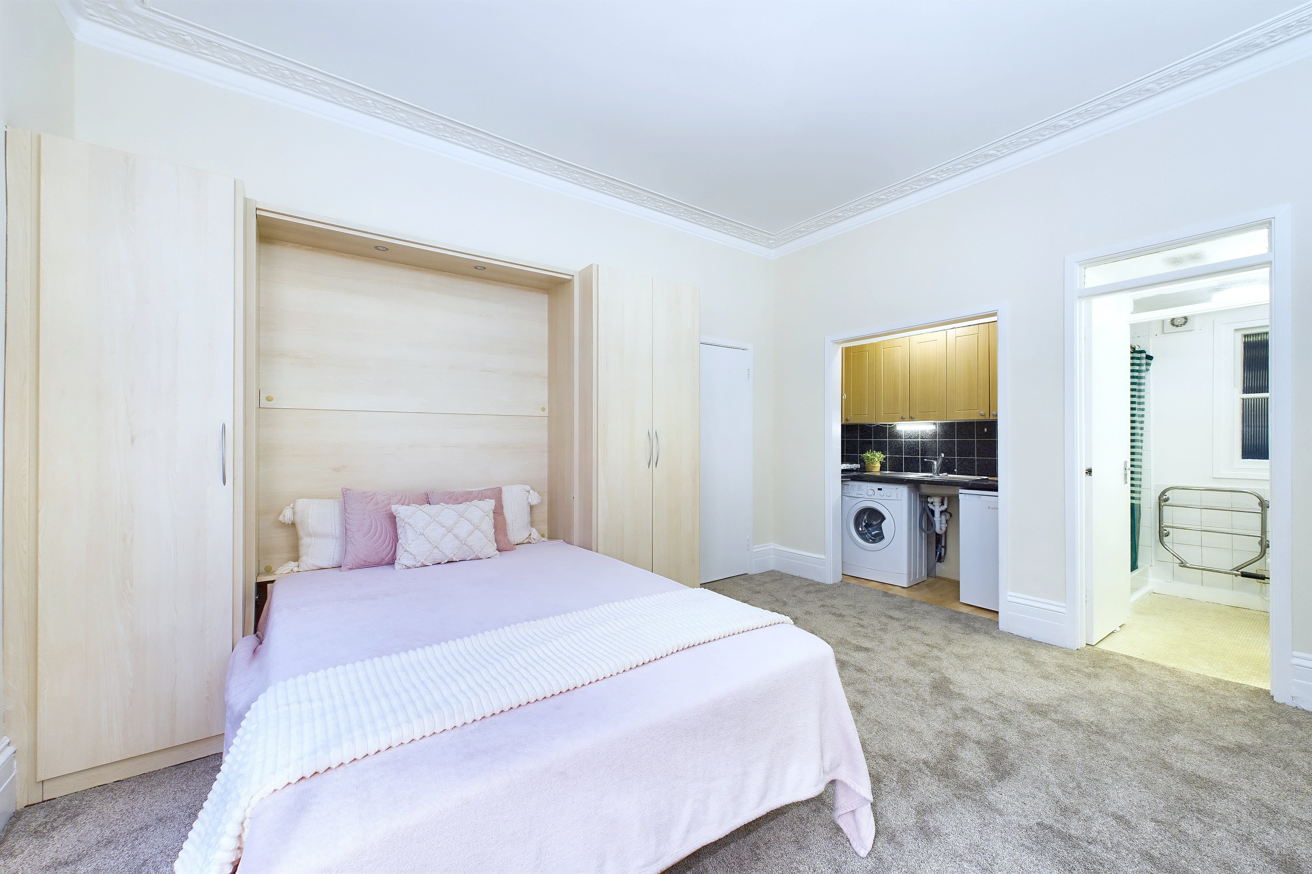 Flat Ifield Road in Greater London