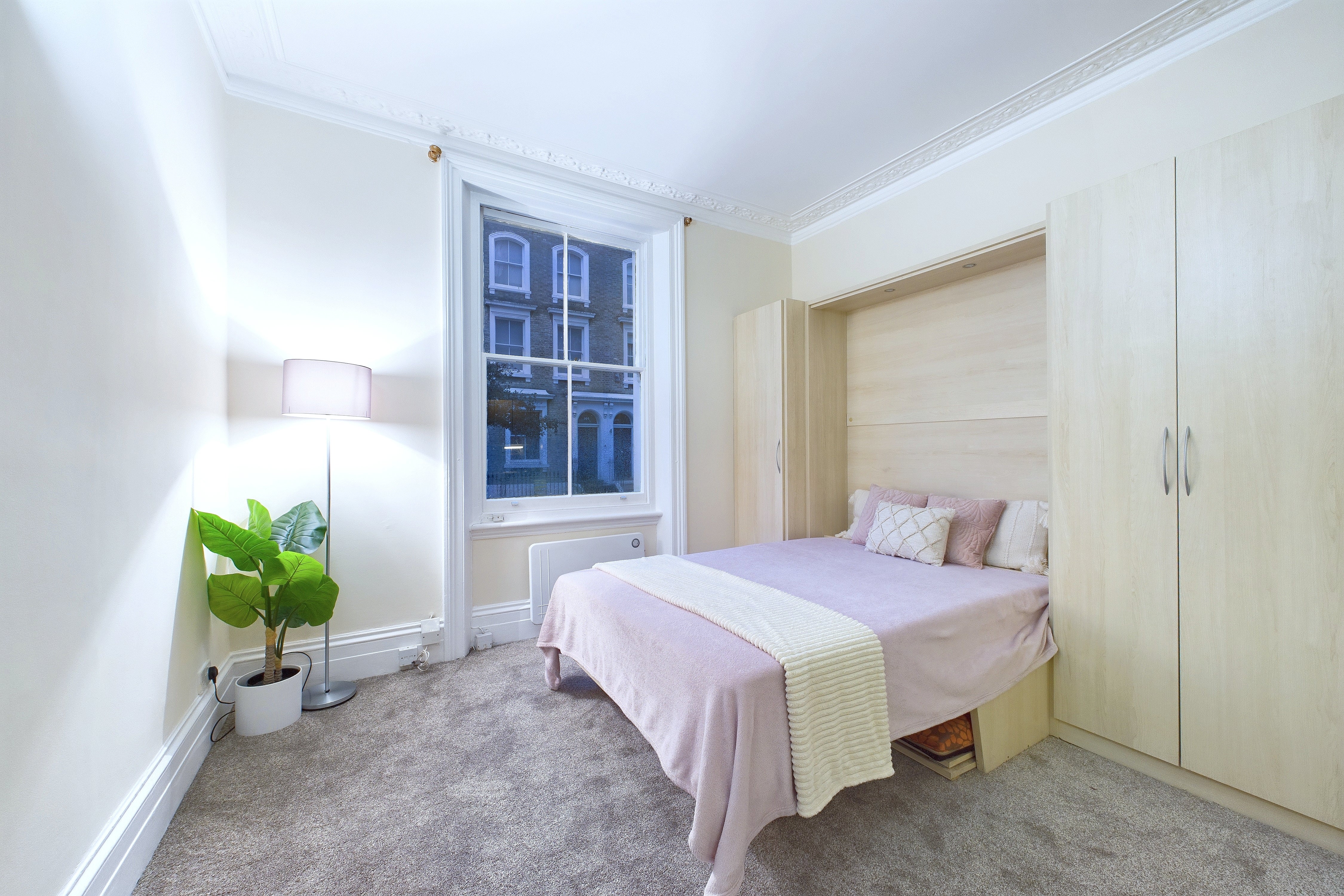 Flat Ifield Road in Greater London