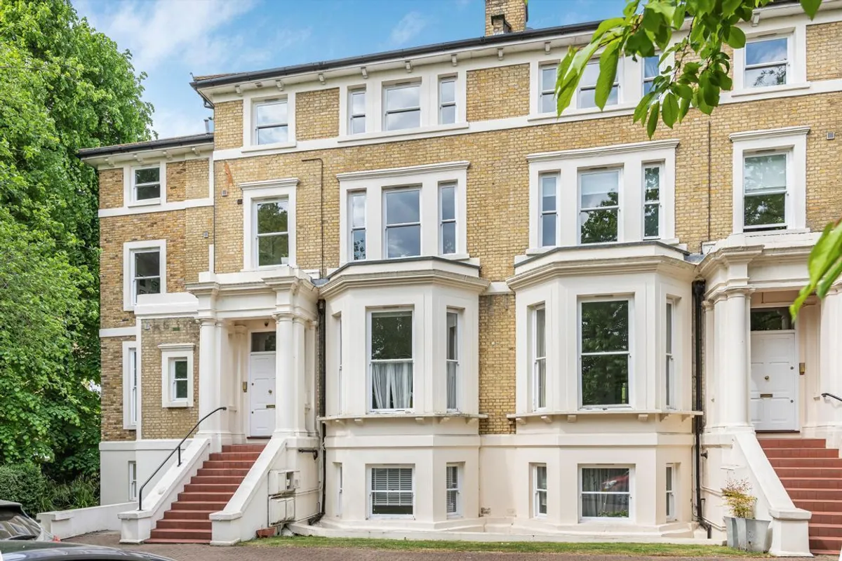Flat Mattock Lane in Greater London