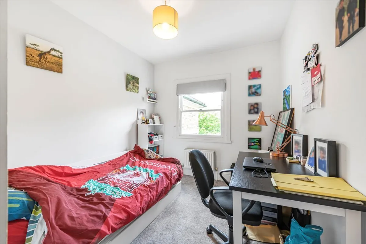 Flat Mattock Lane in Greater London
