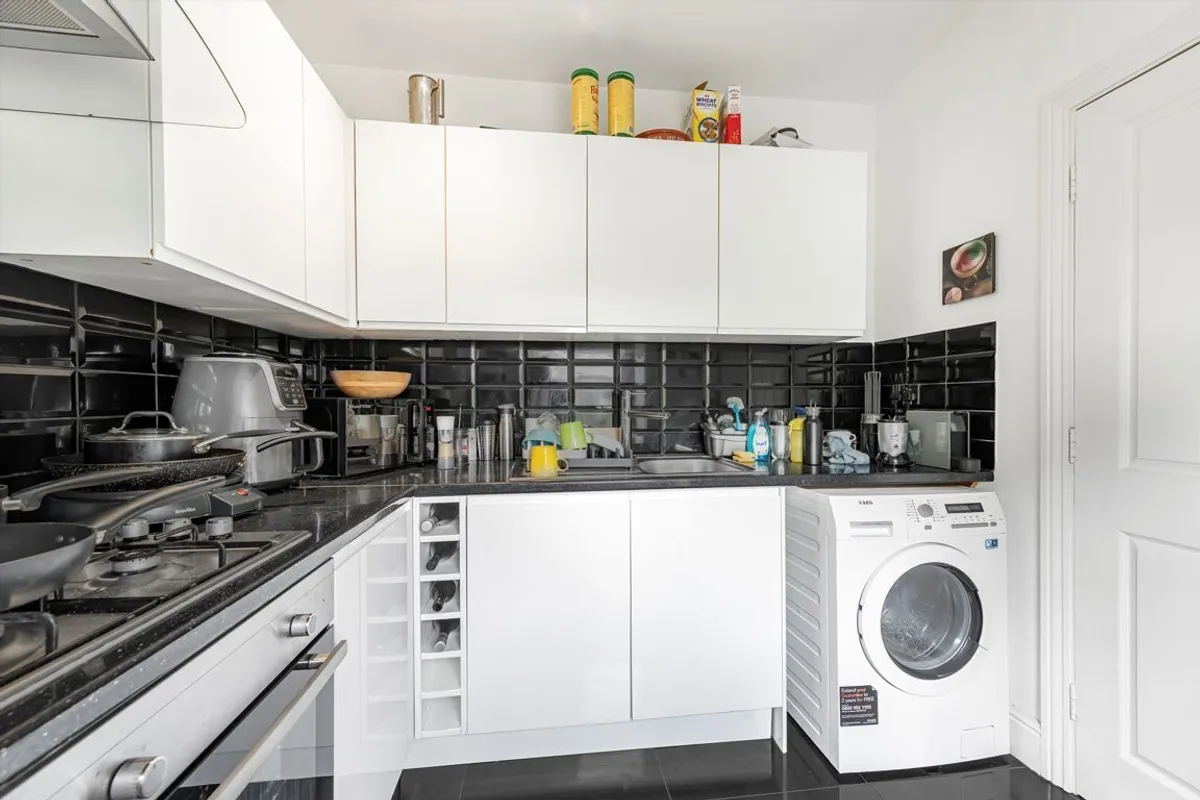 Flat Mattock Lane in Greater London