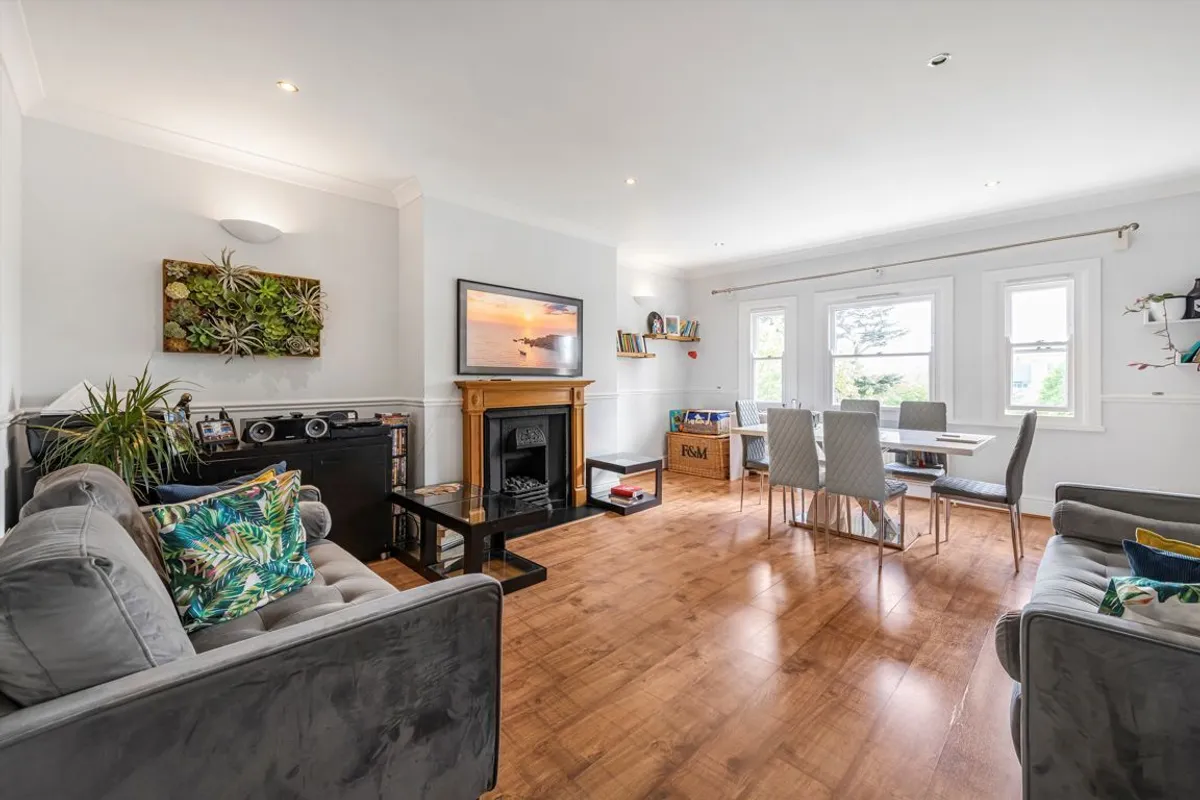 Flat Mattock Lane in Greater London