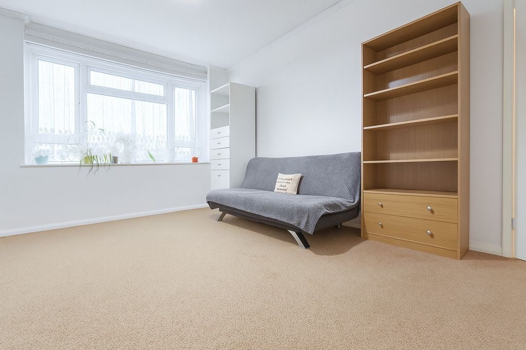 Flat Palmerston Road in Greater London
