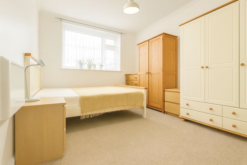 Flat Palmerston Road in Greater London