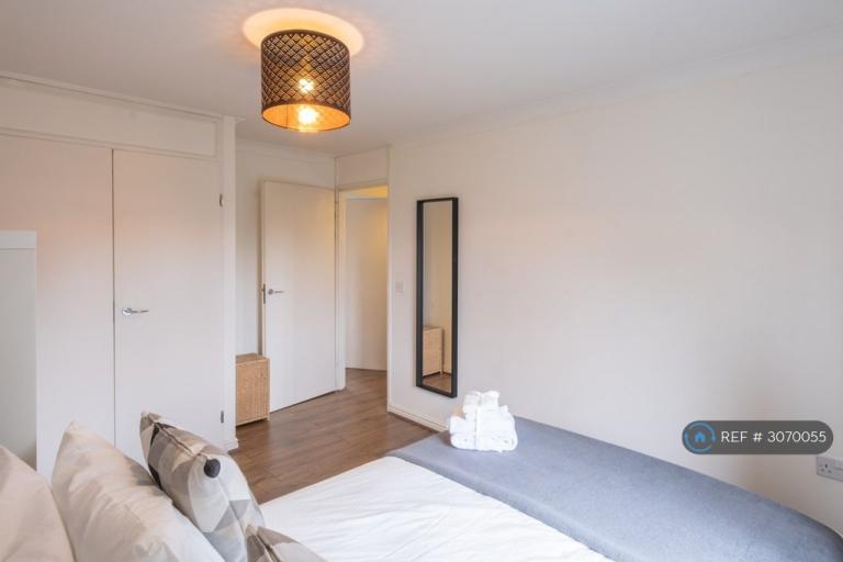 Flat Worsley Grove in Greater London