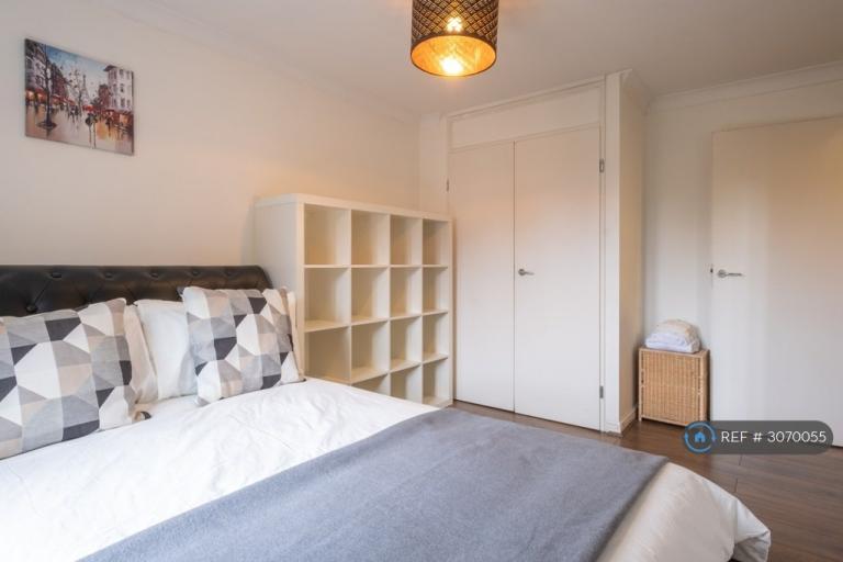 Flat Worsley Grove in Greater London