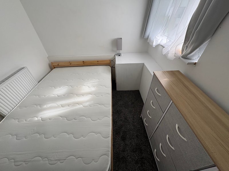 Room Ravenscroft Street in Greater London