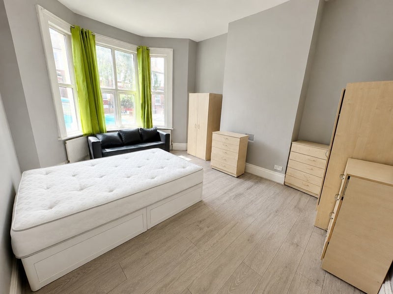 Room Sylvan Avenue in Greater London