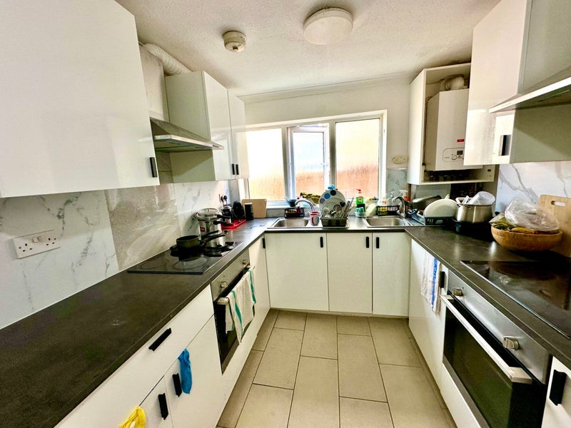 Room Sylvan Avenue in Greater London
