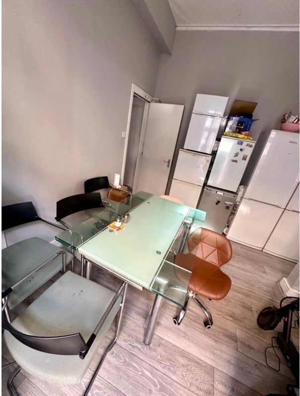 Room Sylvan Avenue in Greater London