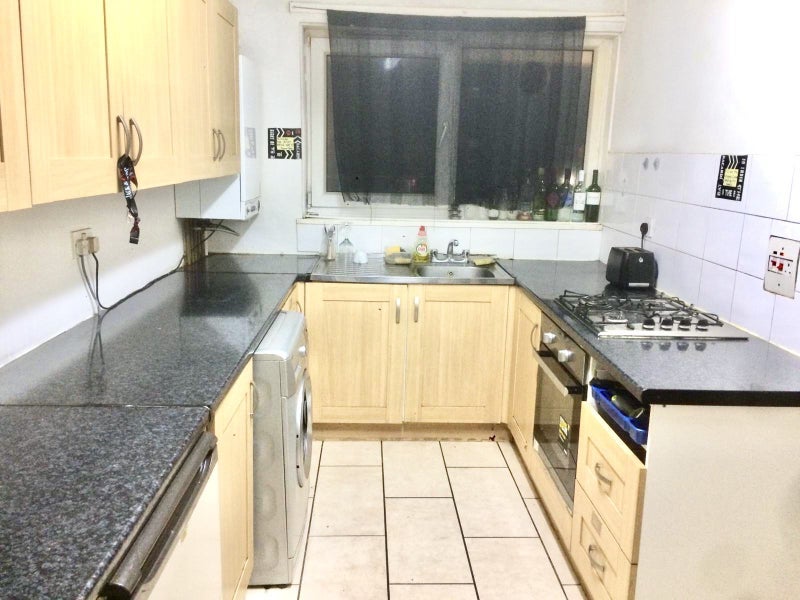 Room Tredegar Road in Greater London