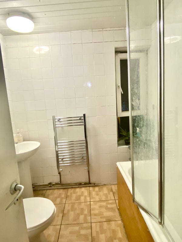 Room Tredegar Road in Greater London