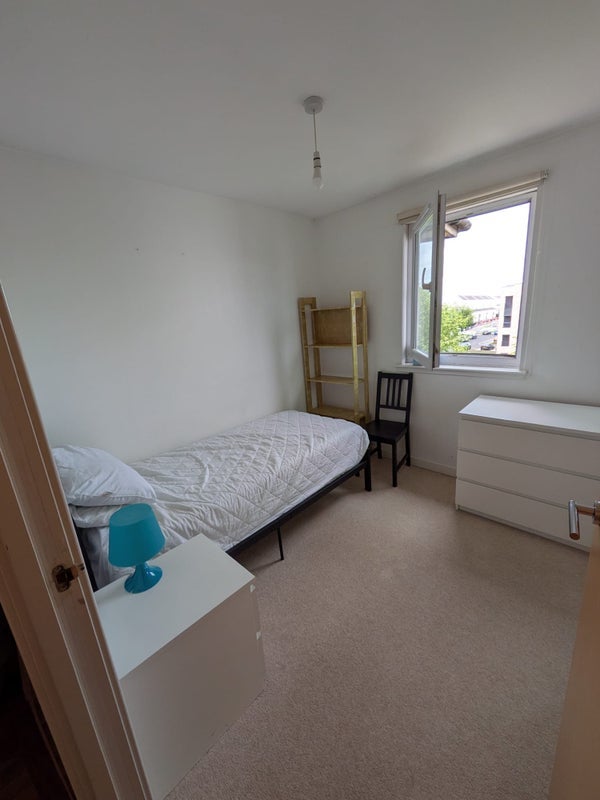 Room Comelypark Street in Glasgow