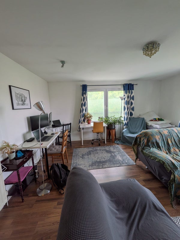 Room Comelypark Street in Glasgow