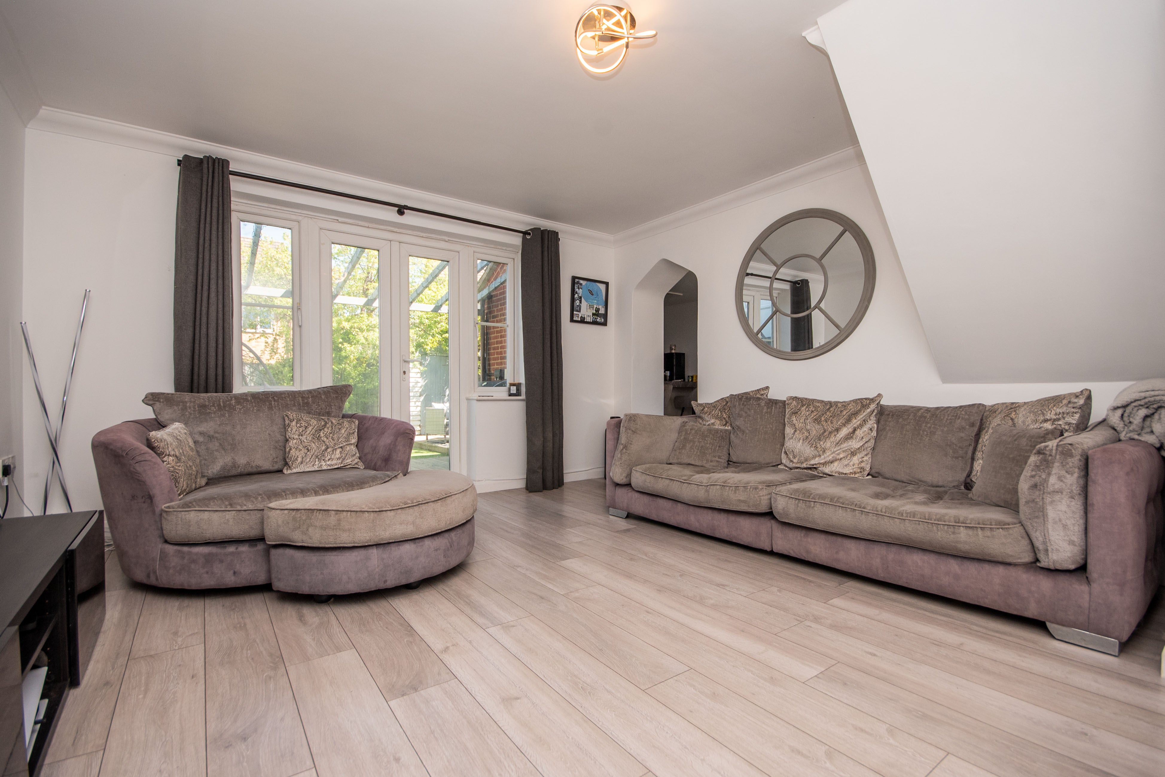 House Bestwood Close in Desborough