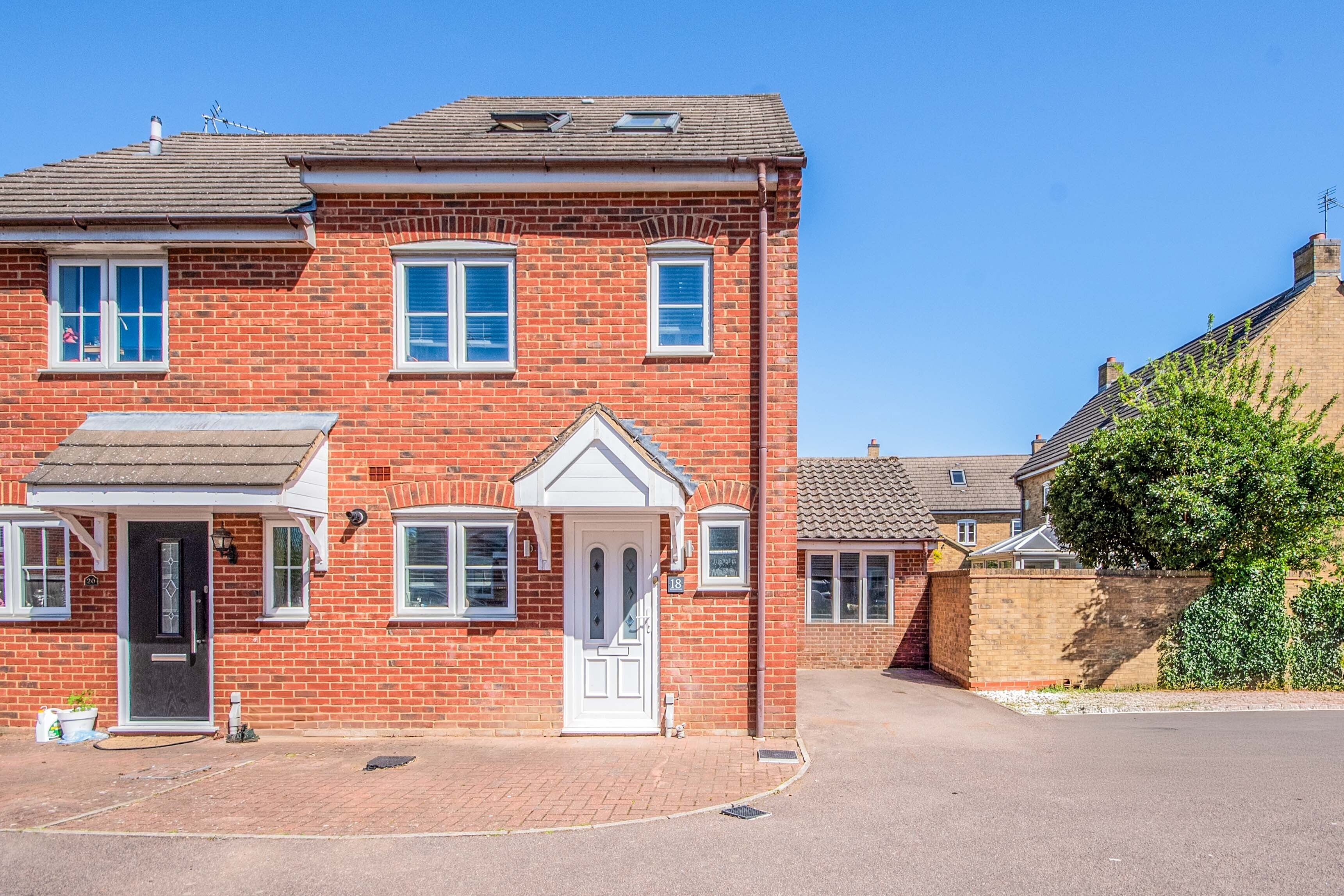 House Bestwood Close in Desborough