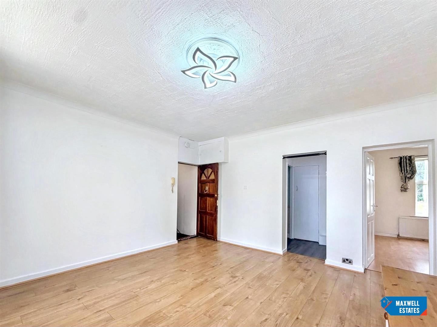 Flat Watling Avenue in Greater London